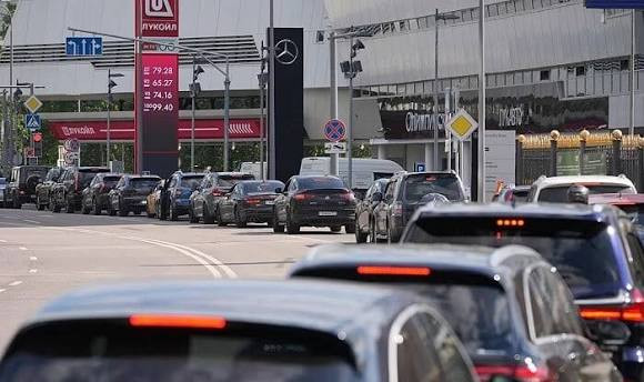Rusiyada sürücülər yeni benzin üçün növbəyə düzüldü