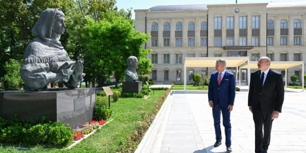 Prezidentlər Şuşada Azərbaycanın tanınmış şəxsiyyətlərinin güllələnmiş büstlərinə baxıblar