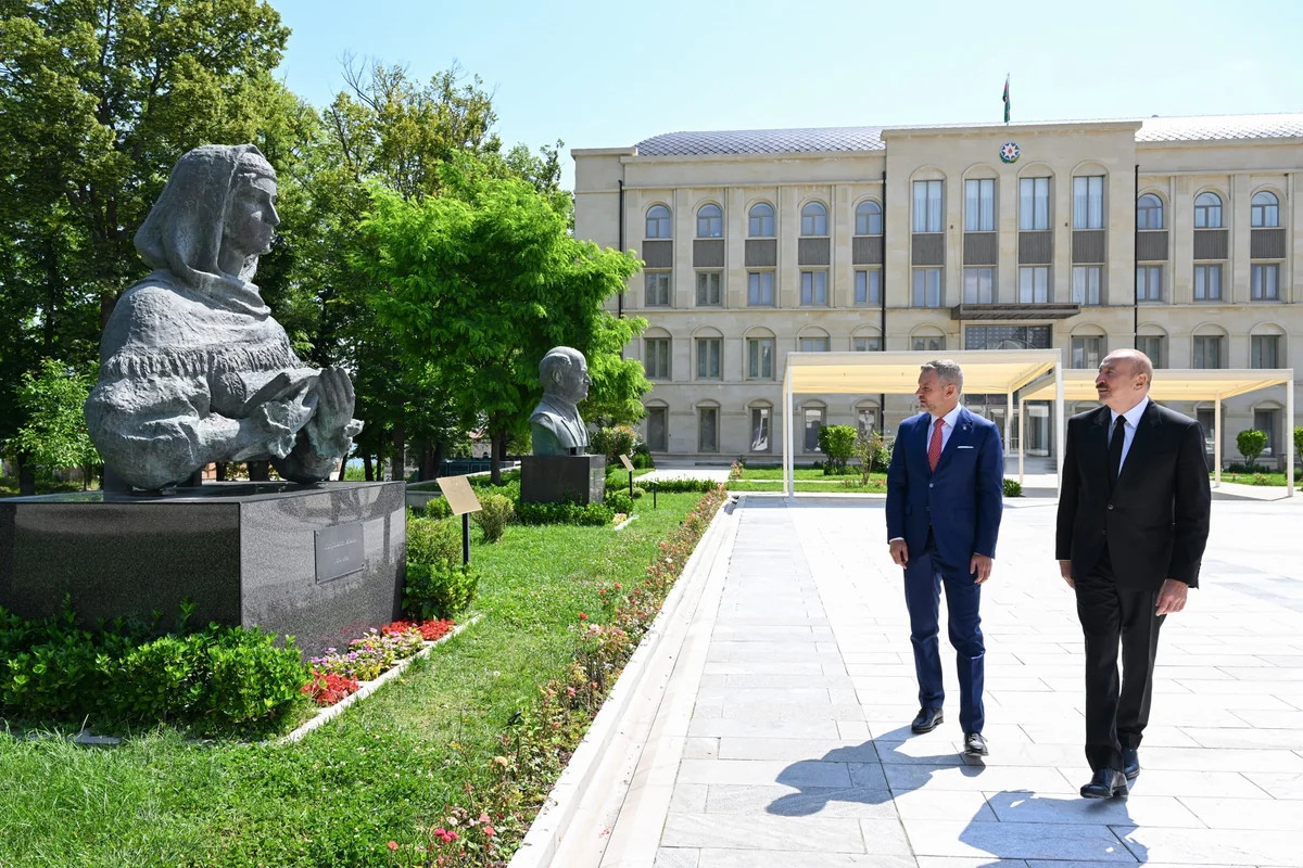Prezidentlər Şuşada Azərbaycanın tanınmış şəxsiyyətlərinin güllələnmiş büstlərinə baxıblar
