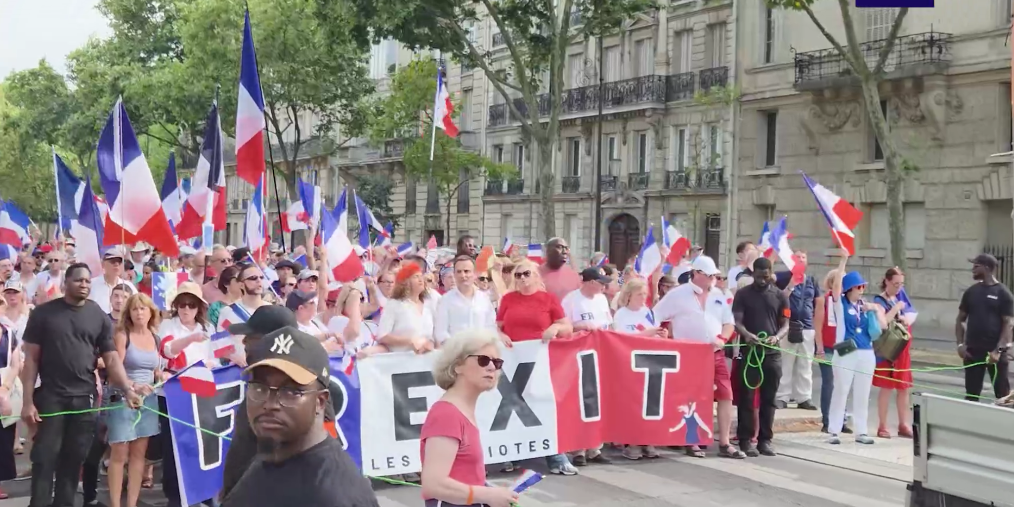 Parisdə Ukrayna hərbçilərinə qarşı genişmiqyaslı etiraz aksiya keçirilib