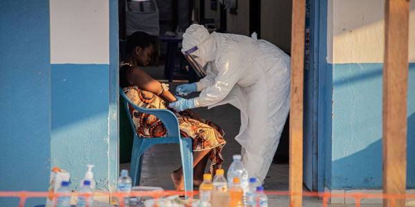Ebola nəzarətdən çıxır- Minlərlə yoluxma, yüzlərlə ölüm
