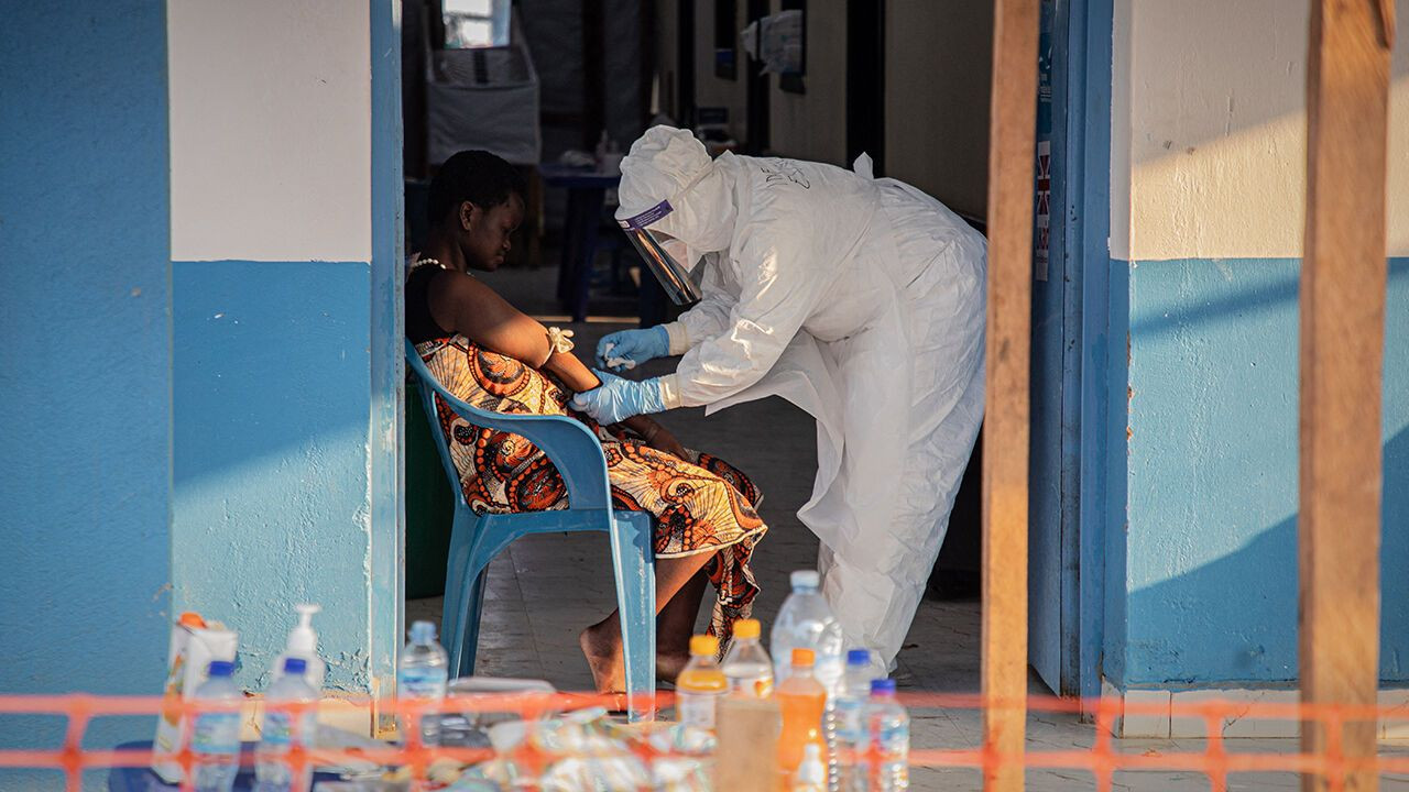 Ebola nəzarətdən çıxır- Minlərlə yoluxma, yüzlərlə ölüm
