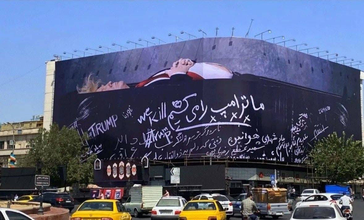 Tehranda Trampın tabutda təsvir olunduğu nəhəng banner yerləşdirilib