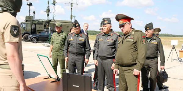 Kərim Vəliyev Belarusda hərbi obyektləri ziyarət edib