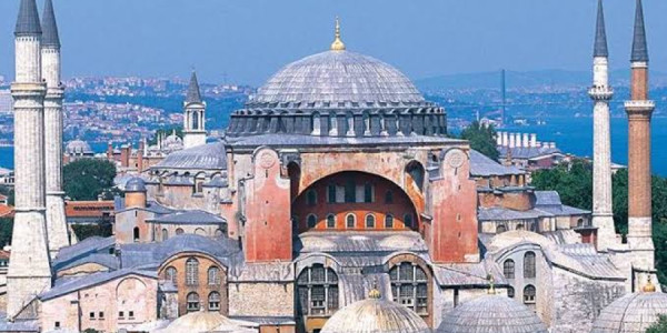 İstanbulda Ayasofyada İncil oxuyan rusiyalı turistlər saxlanılıb