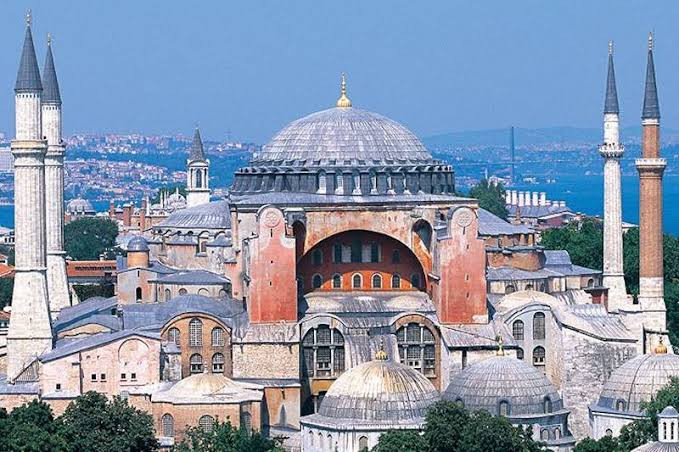 İstanbulda Ayasofyada İncil oxuyan rusiyalı turistlər saxlanılıb