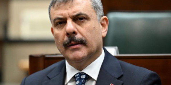 Parlament məscidində xüsusi an: Daxili işlər naziri namaza rəhbərlik etdi