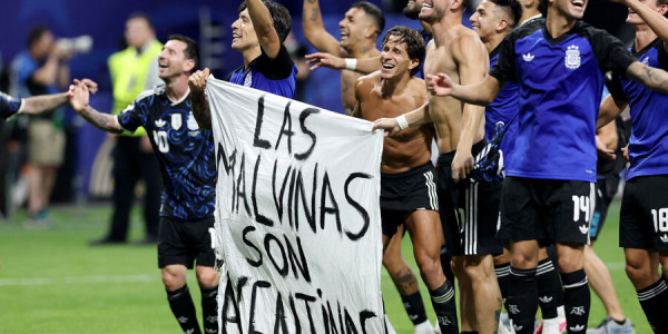 FİFA Argentina millisinin Malvin adaları ilə bağlı bannerini araşdırır