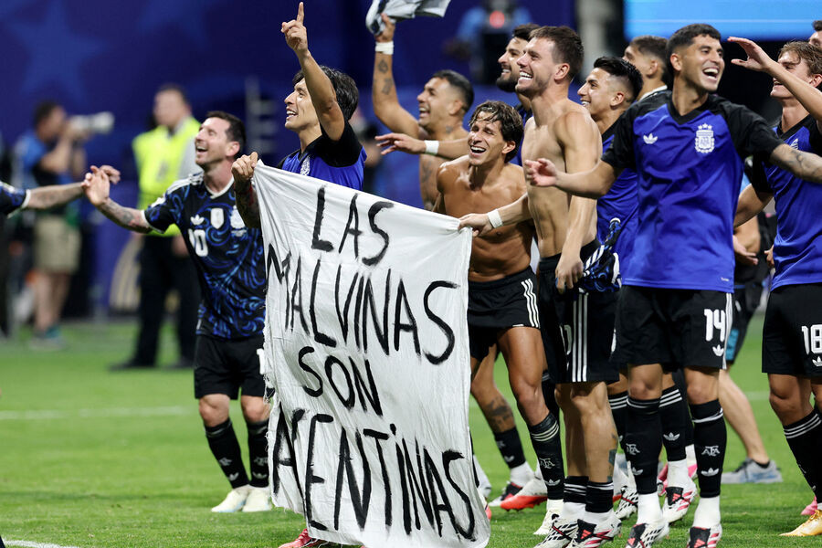 FİFA Argentina millisinin Malvin adaları ilə bağlı bannerini araşdırır