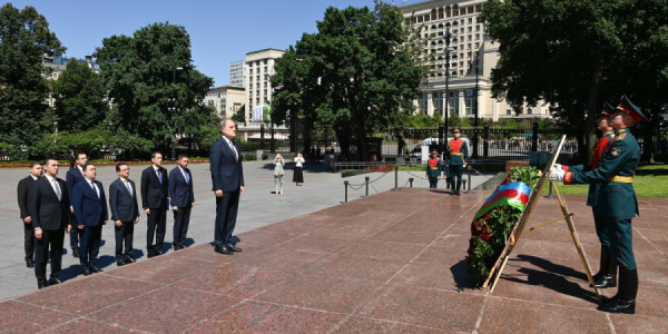 Ceyhun Bayramov Moskvada "Naməlum əsgər" məzarını ziyarət edib