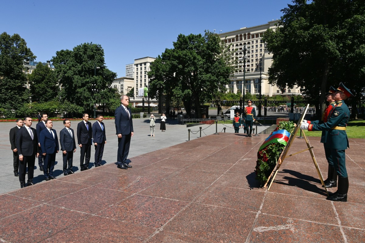 Ceyhun Bayramov Moskvada "Naməlum əsgər" məzarını ziyarət edib
