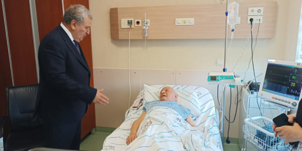 AMEA-nın prezidenti akademik İsa Həbibbəyli Mərkəzi Klinik Xəstəxanada müalicə alan görkəmli heykəltaraş, akademik Ömər Eldarovu ziyarət edib.  AMEA-nın mətbuat xidmətindən crossmedia.az-a daxil olan məlumata görə, Akademik İsa Həbibbəyli Ömər Eldarovun səhhəti ilə maraqlanıb, ona Akademiya əməkdaşlarının xoş arzularını çatdırıb, şəfa diləyib.