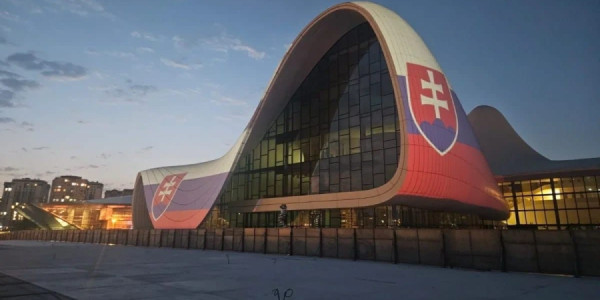 Heydər Əliyev Mərkəzi Slovakiya bayrağının rəngləri ilə işıqlandırılıb