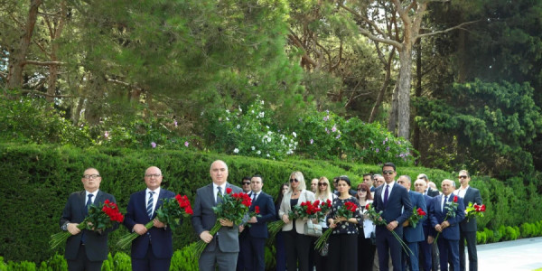 ANAMA kollektivi Heydər Əliyevin məzarını ziyarət edib