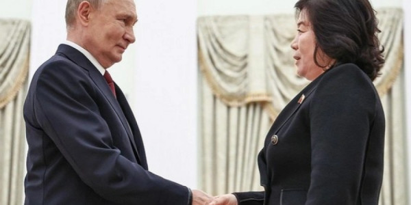 Putin KXDR XİN başçısı ilə görüşür