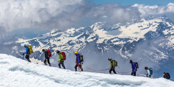 Rusiyada Alpinistlər 4200 metr yüksəklikdə qayalıqdan yıxılıb