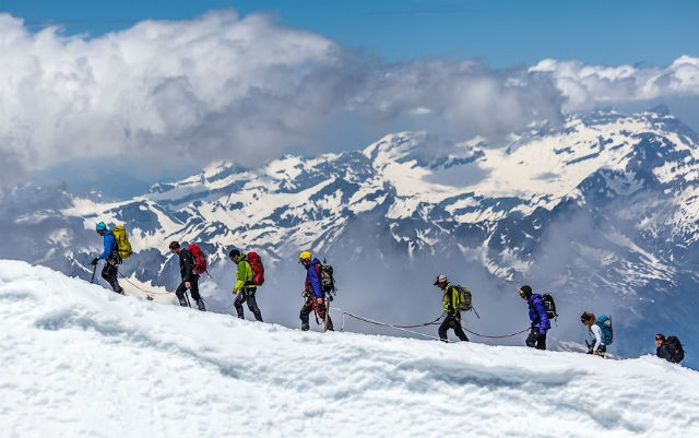 Rusiyada Alpinistlər 4200 metr yüksəklikdə qayalıqdan yıxılıb