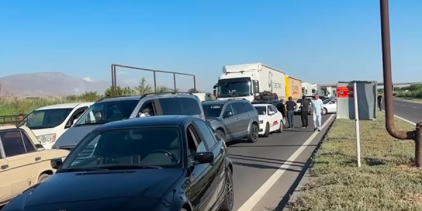 Ermənistanda fermerlər İrəvan-Yerasx yolunu bağlayıblar
