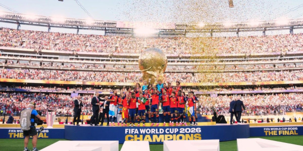 İspaniya millisi Trampı uzaqlaşdırıb dünya çempionluğu fotosu çəkdi