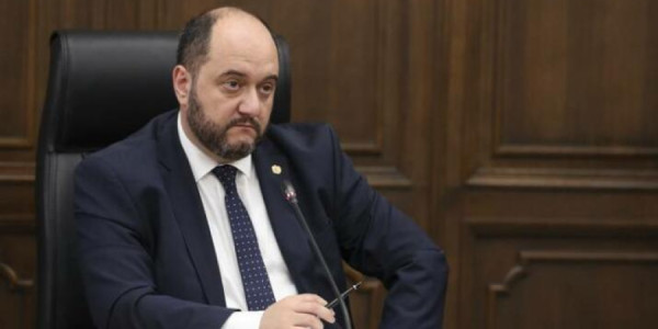 Ermənistan baş nazirinin aparat rəhbəri Araik Arutyunyan vəzifəsini tərk edir