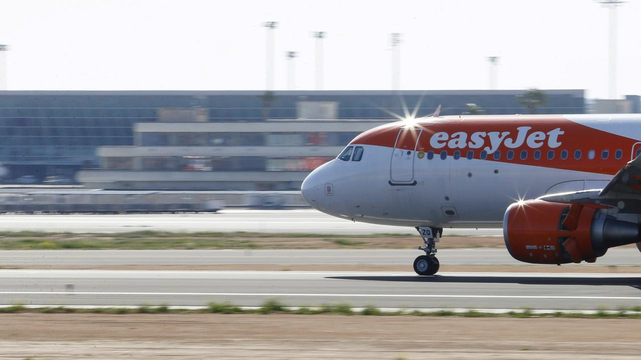 Təyyarədə dava düşdü: Pilot marşrutu yarımçıq dayandırdı