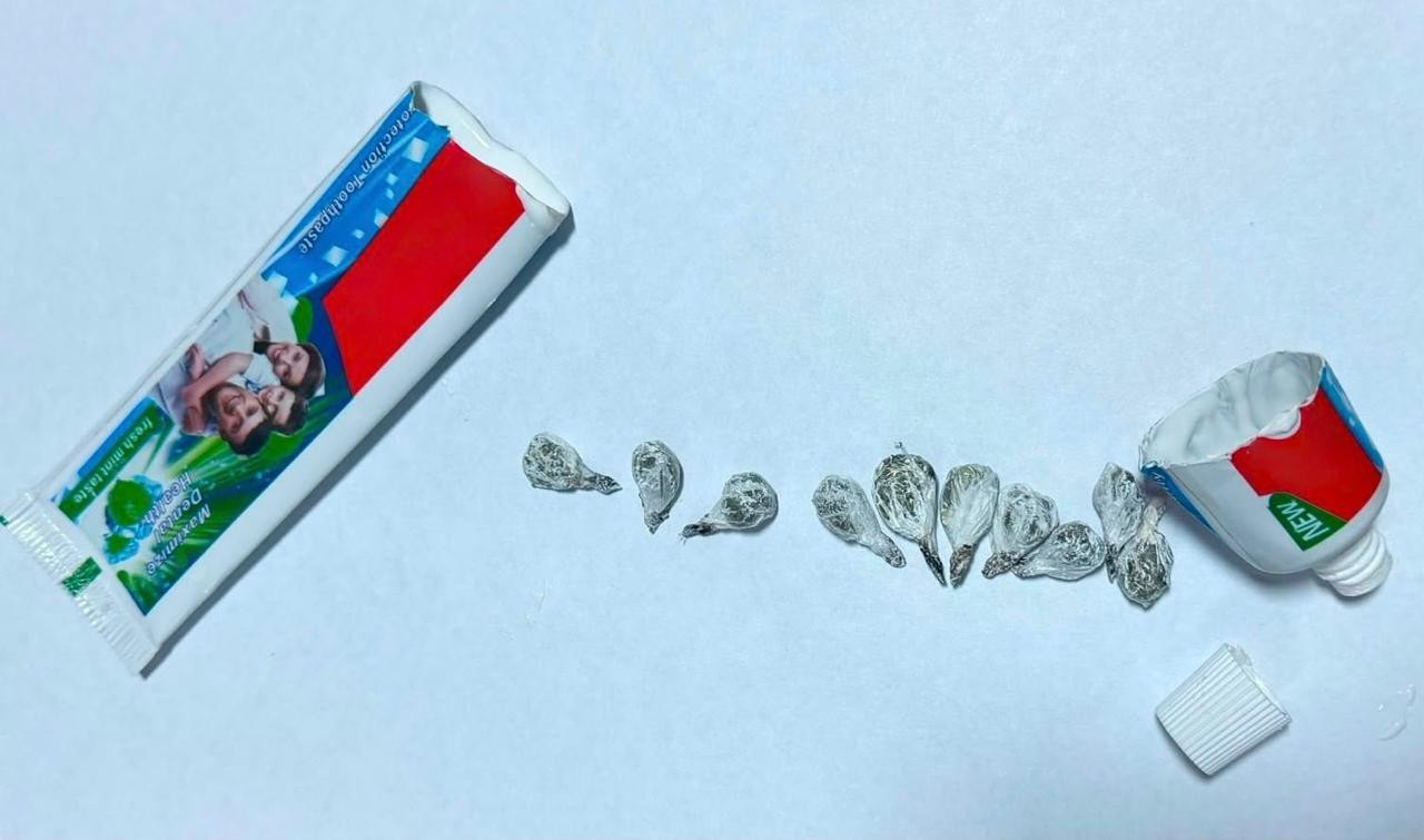Cəzaçəkmə müəssisəsinə diş məcununun içərisində narkotik keçirilməsinin qarşısı alınıb