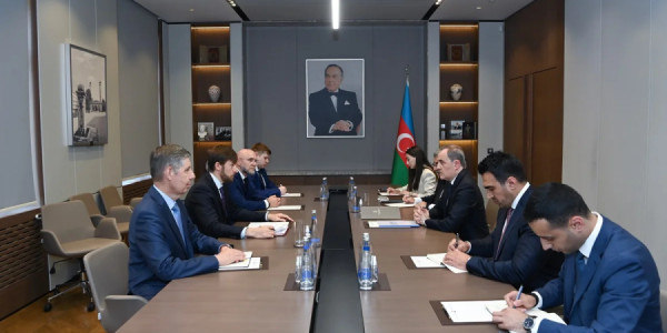 Ceyhun Bayramov Ruslan Edelgeriyev ilə görüşüb