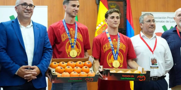 Dünya çempionları doğma şəhərlərində pomidorla mükafatlandırıldı