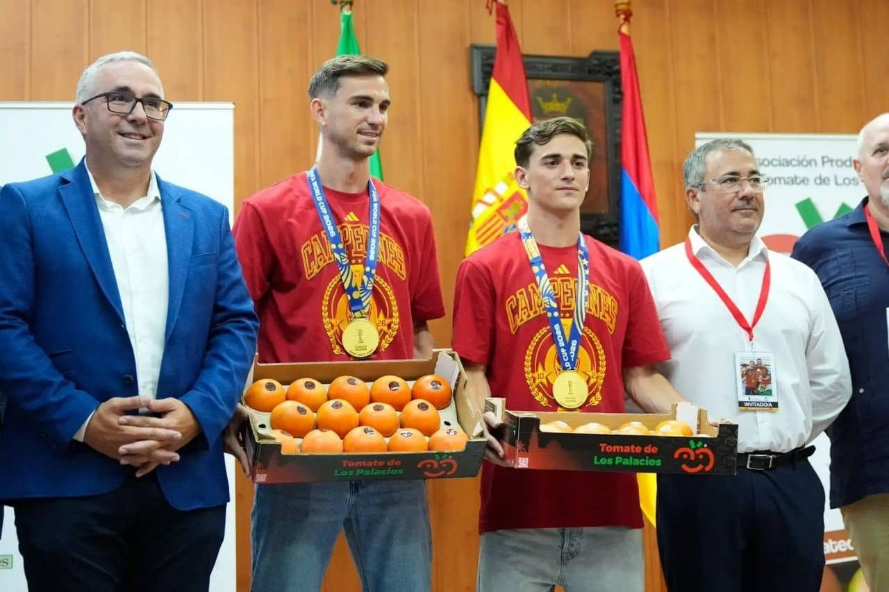 Dünya çempionları doğma şəhərlərində pomidorla mükafatlandırıldı