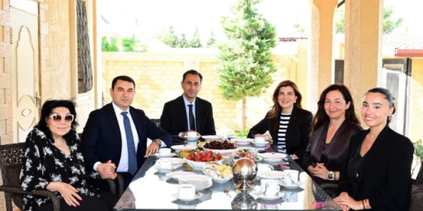 Nazir Flora Kərimovanın evinə getdi