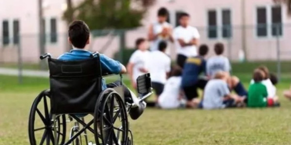 Əlil arabasından istifadə edən uşaqlar skeyt parkında bacarıqlarını inkişaf etdirirlər