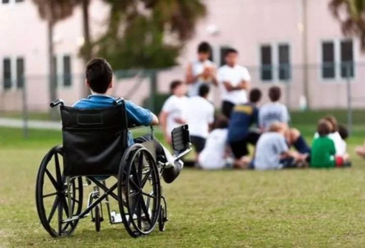 Əlil arabasından istifadə edən uşaqlar skeyt parkında bacarıqlarını inkişaf etdirirlər