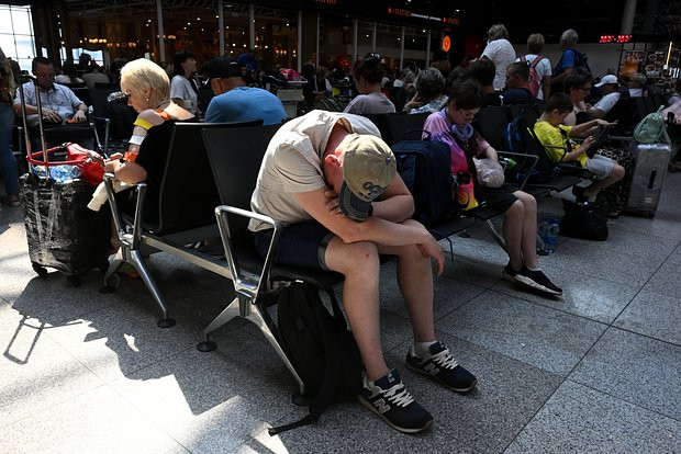Moskva aeroportlarında 120-dən çox reys gecikib