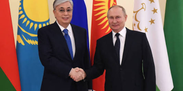 Putin Tokayevi Omskda qarşılayıb
