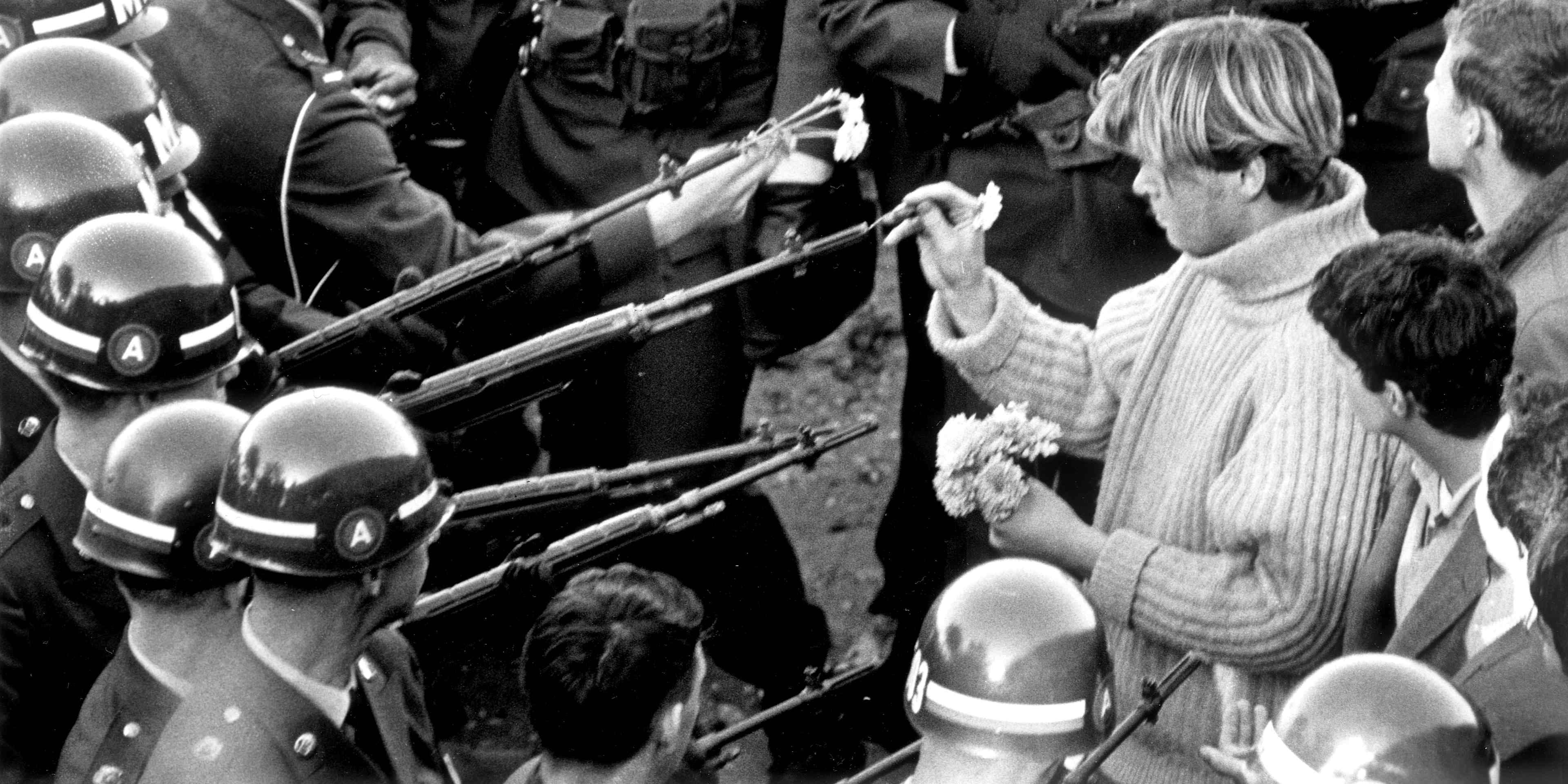 Bir qərənfilin müharibəyə etirazı: Tarixə düşən "Flower Power" fotosunun hekayəsi