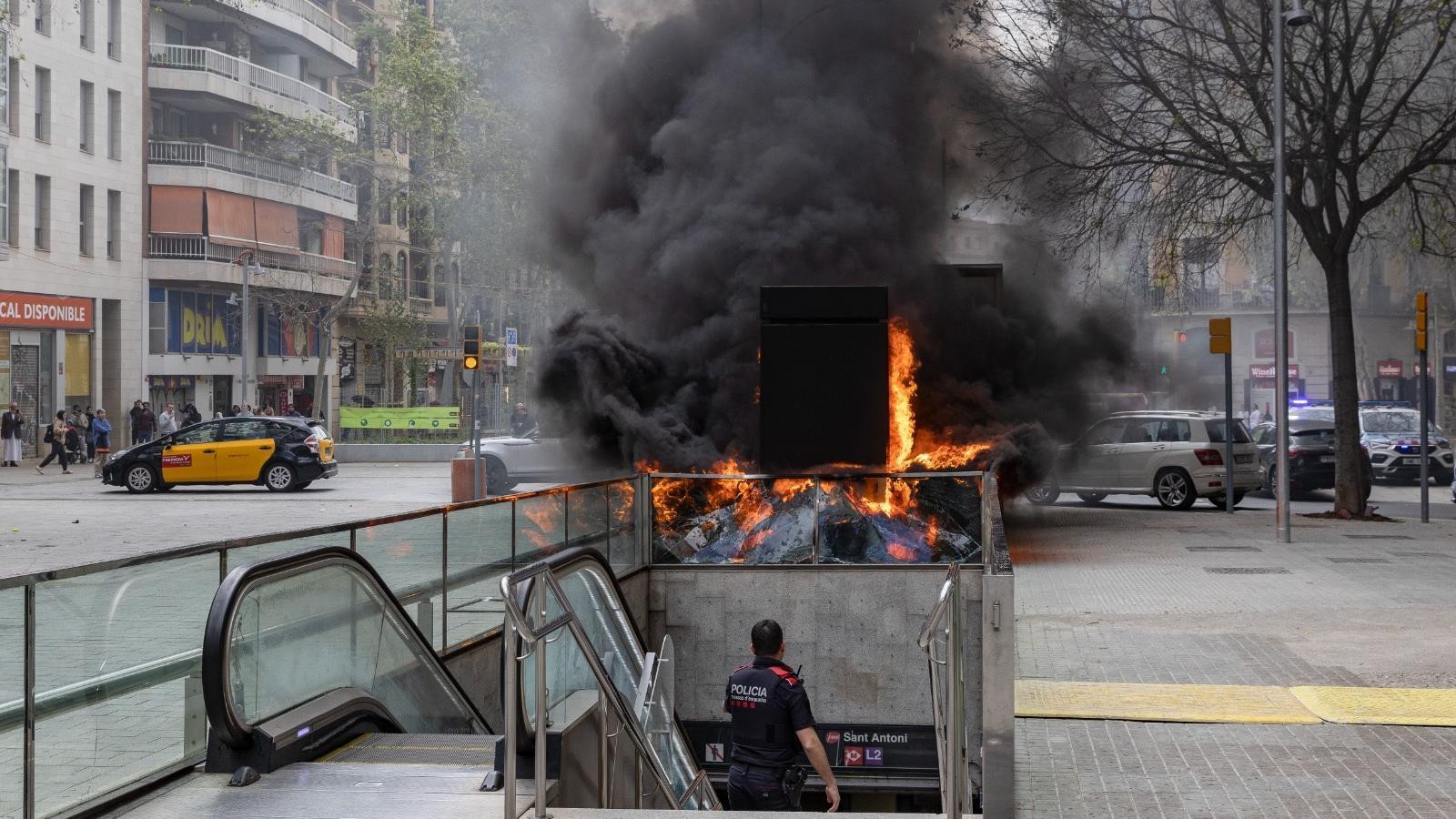 Barselona metrosunda yanğın: 137 nəfər xəsarət aldı