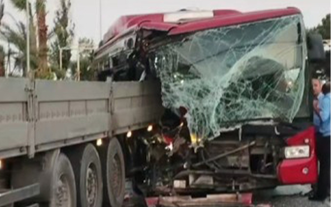 Bakıda marşrut avtobusu qəzaya düşdü