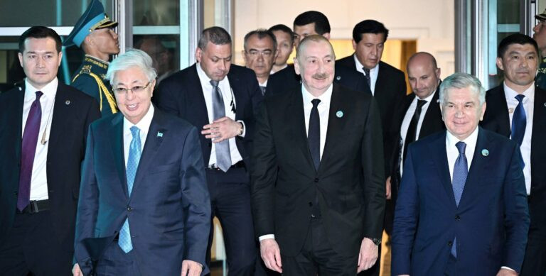 Çolpon-Ata küçələrində Azərbaycan Prezidentinin səfərinə həsr olunmuş bannerlər quraşdırılıb