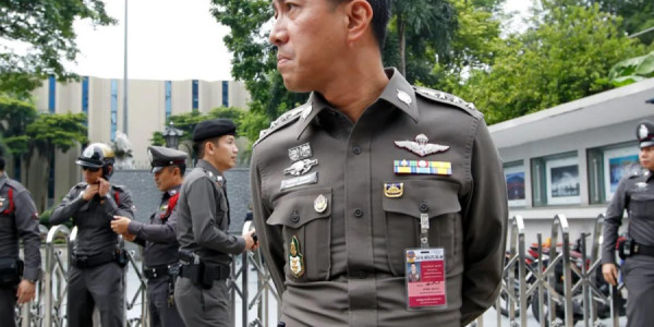 Tayland polisi dindirmədən sonra iki yerli sakini sərbəst buraxıb