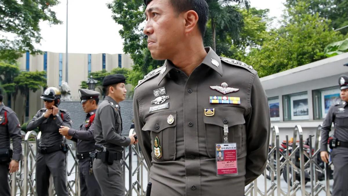 Tayland polisi dindirmədən sonra iki yerli sakini sərbəst buraxıb