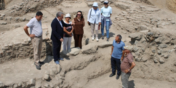 Akademik İsa Həbibbəyli Qəbələdə aparılan arxeoloji tədqiqatlarla tanış olub