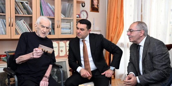 Adil Kərimli Xalq artisti Tofiq Bakıxanovu evində ziyarət edib