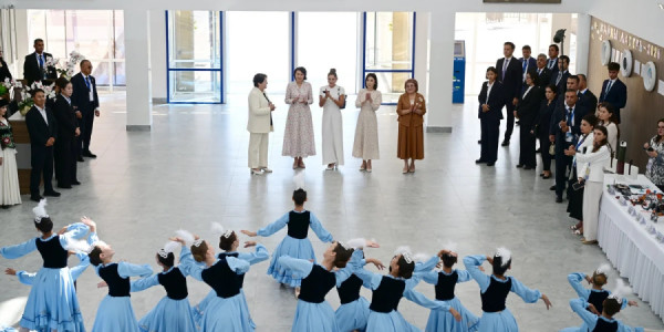 Birinci xanım Mehriban Əliyeva Çolpon-Atada "Altın-Balalık" sağlamlıq və reabilitasiya mərkəzi ilə tanış olub