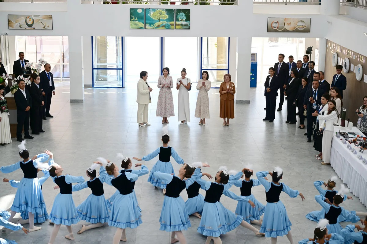 Birinci xanım Mehriban Əliyeva Çolpon-Atada "Altın-Balalık" sağlamlıq və reabilitasiya mərkəzi ilə tanış olub