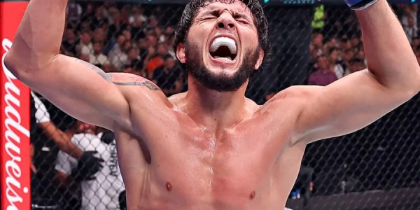 Tofiq Musayev UFC-də növbəti qələbəsini qazanıb