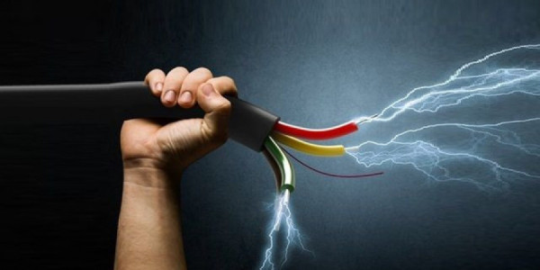 Şəkidə yüksək gərginlikli elektrik cəryanının vurduğu kişi yanaraq ölüb