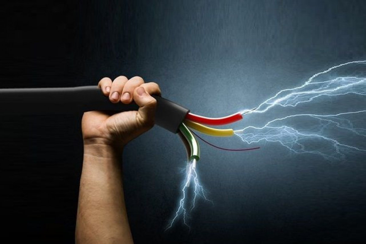 Şəkidə yüksək gərginlikli elektrik cəryanının vurduğu kişi yanaraq ölüb