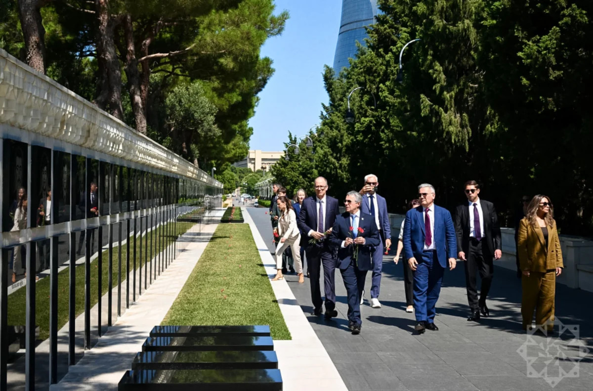 İsveçrənin Federal Xarici İşlər Departamentinin rəhbəri Şəhidlər xiyabanını ziyarət edib