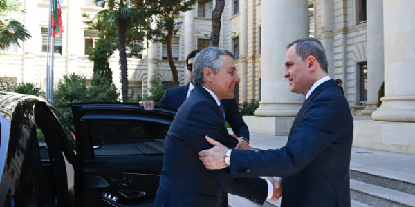 Ceyhun Bayramov İqnazio Kassisi qarşılayıb