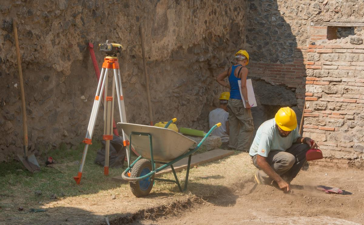 Britaniyada 1600 ildən çox torpaq altında qalan Roma villasının izləri tapılıb